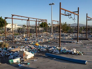 废弃场地堆满垃圾杂物