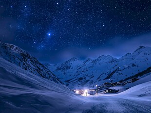 雪夜山间星空下的静谧小镇