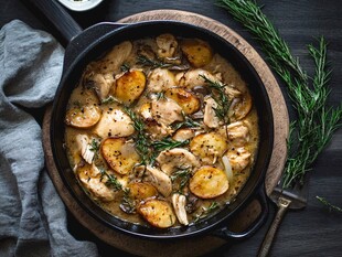 铸铁锅中的鸡肉土豆佳肴