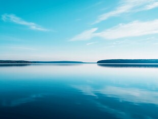 宁静湖面与蓝天相映美景