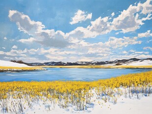 雪后湖畔金黄植物与蓝天