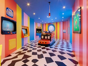 复古电玩主题绚丽游戏空间