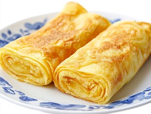 美味蛋卷置于青花盘上