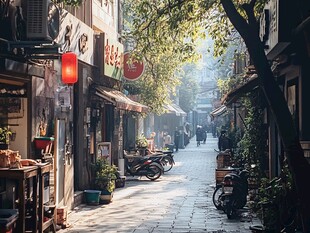 古巷晨光中的悠闲市井