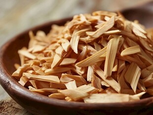 木碗中的干爽杏仁薄片