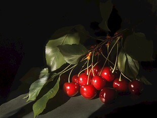 黑背景下娇艳欲滴的红樱桃