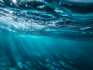 海底波光粼粼的蓝色水浪