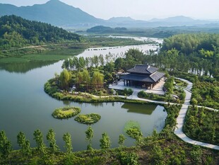 湖畔古建 山水相依美景