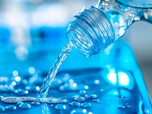 瓶装水倾倒瞬间画面