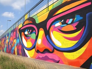 街头绚丽彩色人物涂鸦墙