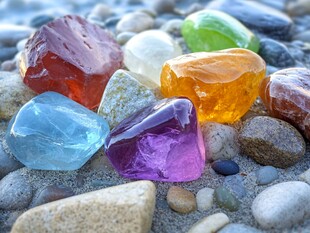 多彩宝石散落于沙石间