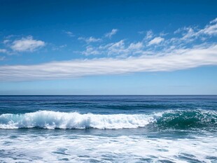 蔚蓝大海上的翻滚浪花