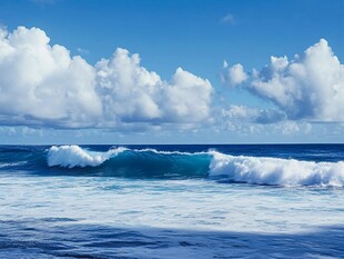 蔚蓝大海上的翻滚浪花