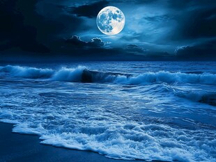 月夜下的汹涌海浪景观