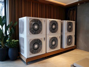 室内展示的多台空调外机