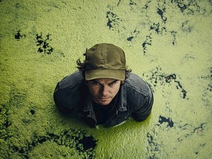 男子深陷绿色沼泽中