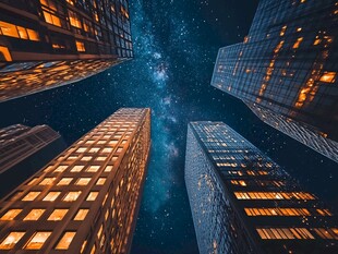 仰望都市夜空下的璀璨高楼