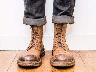 复古工装靴的质感瞬间