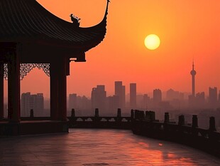 夕阳下的古典建筑与城市景