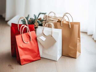 多彩购物袋与节日装饰