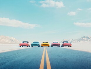 公路上的多彩汽车队列