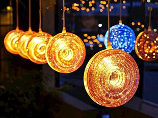绚丽多彩的悬挂装饰灯