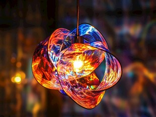 炫彩玻璃吊灯营造梦幻氛围