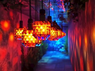 梦幻彩灯营造浪漫小巷氛围