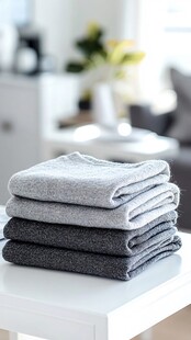 叠放整齐的多色毛衣