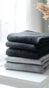 叠放的多色针织毛衣