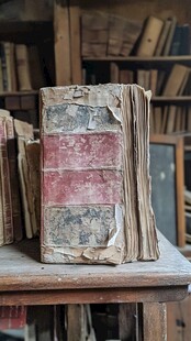 古老破旧书籍置于书架前