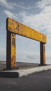 锈迹斑斑的黄色限高杆