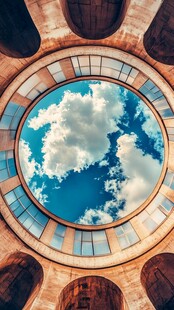 仰望圆形天窗中的蓝天白云