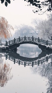 雪后古桥映于静谧湖面