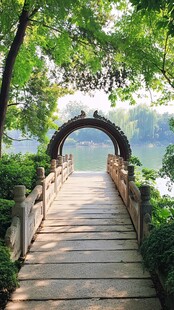 古桥映翠湖 静谧园林景