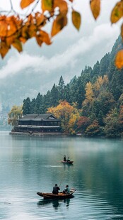 秋日湖景 小舟悠然山水间
