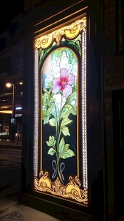 夜晚精美花卉彩色玻璃窗