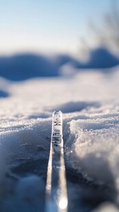 冬日冰面的剔透冰柱