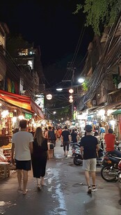 热闹的夜间市井小巷