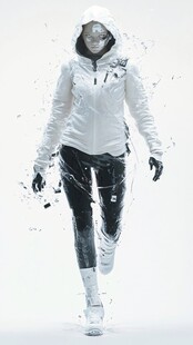 动感白衣跑者 水花飞溅