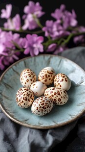 碟中鹌鹑蛋与烂漫紫花