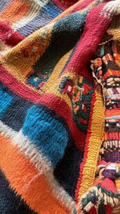 多彩民族风织物纹理特写