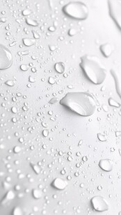 晶莹水滴布满白色表面