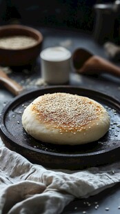 芝麻饼置于黑盘 氛围静谧