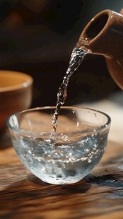 陶壶倒水入玻璃碗画面