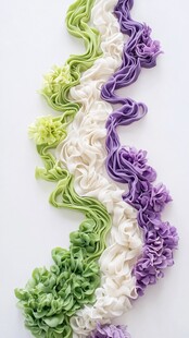 多彩褶皱面食造型展示