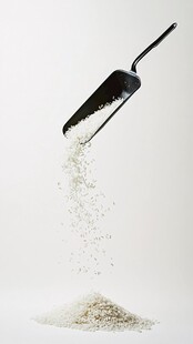 铲子撒落白色颗粒瞬间