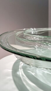 透明玻璃碗的优雅曲线