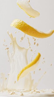 柠檬片飞溅入牛奶瞬间