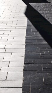 阳光下的砖石路面光影